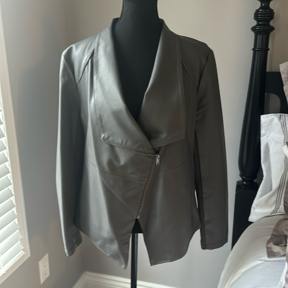 Fun jacket in faux leather. Grey size L